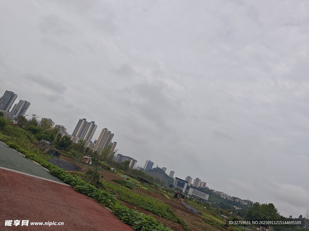 城市旁的戶(hù)外風(fēng)景小路