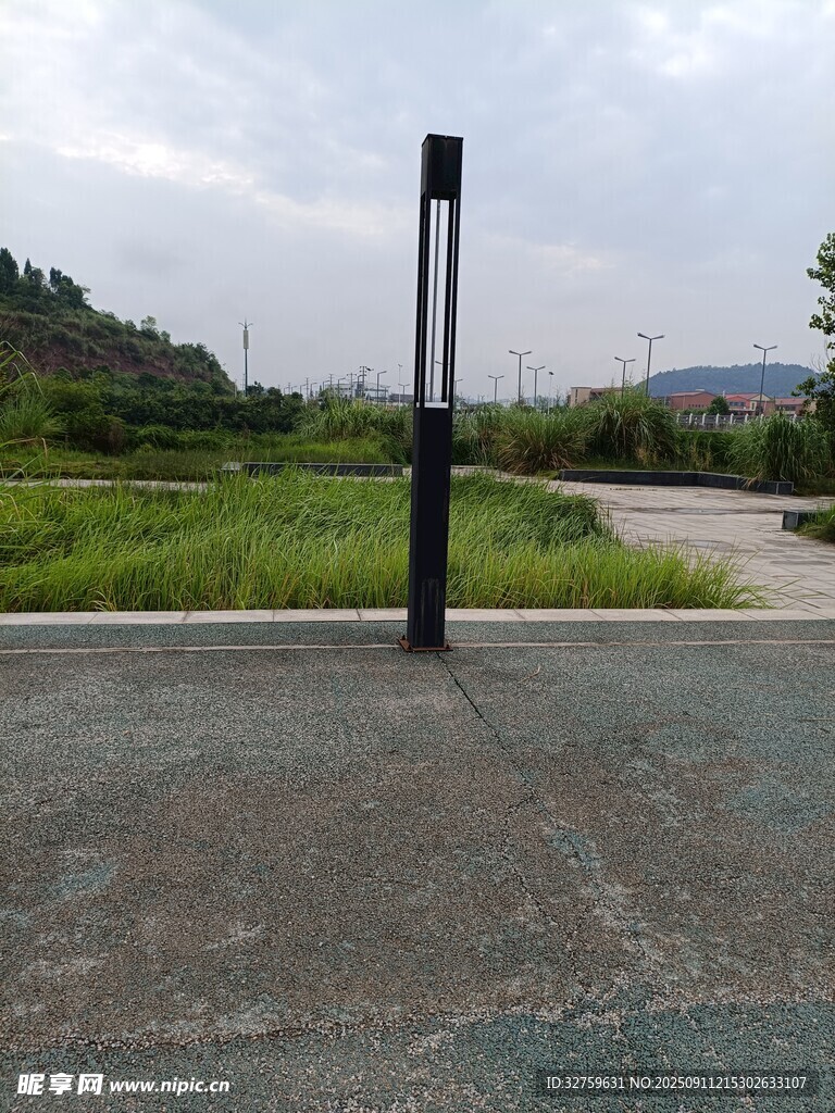戶外道路旁的黑色燈柱