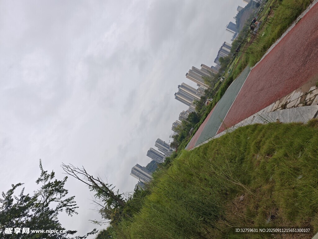 城市邊緣的草地與步道