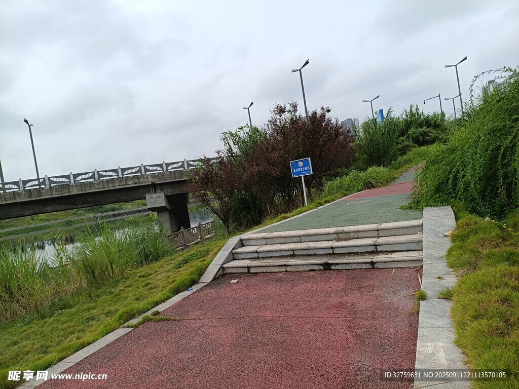 河邊步道風(fēng)景