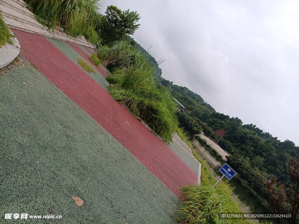 戶外彩色步道與周邊景致