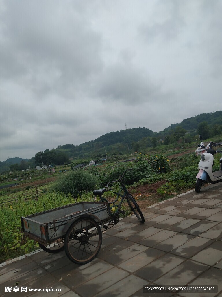 鄉(xiāng)村小道邊的老式自行車