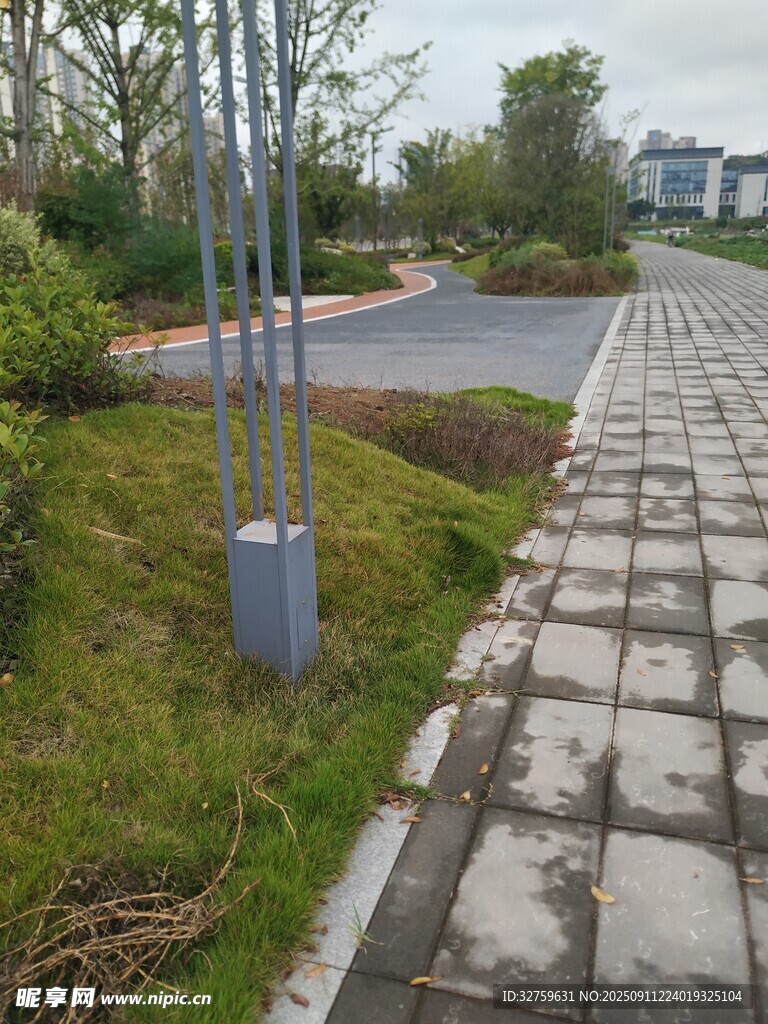 戶外磚石步道旁綠植景觀