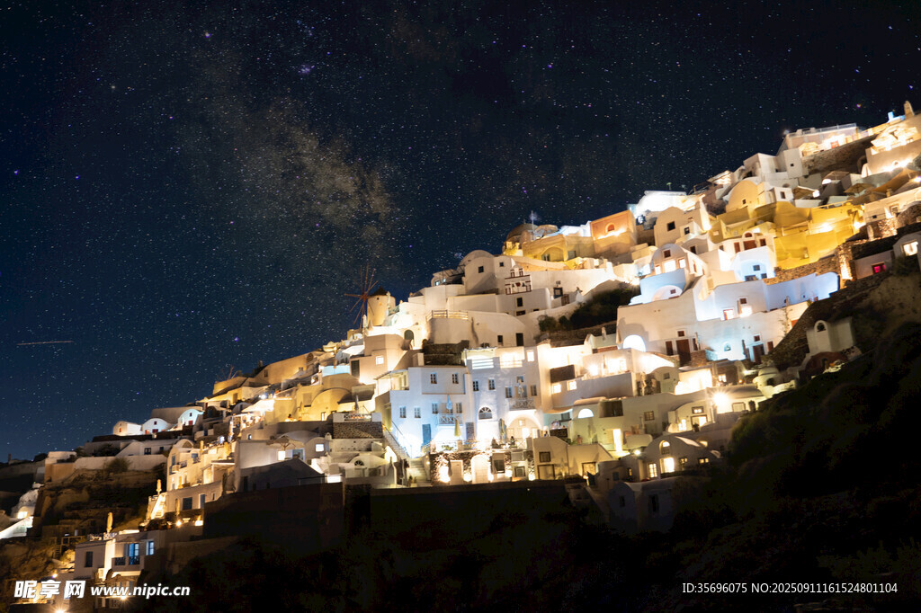 山間燈火璀璨的村落夜景