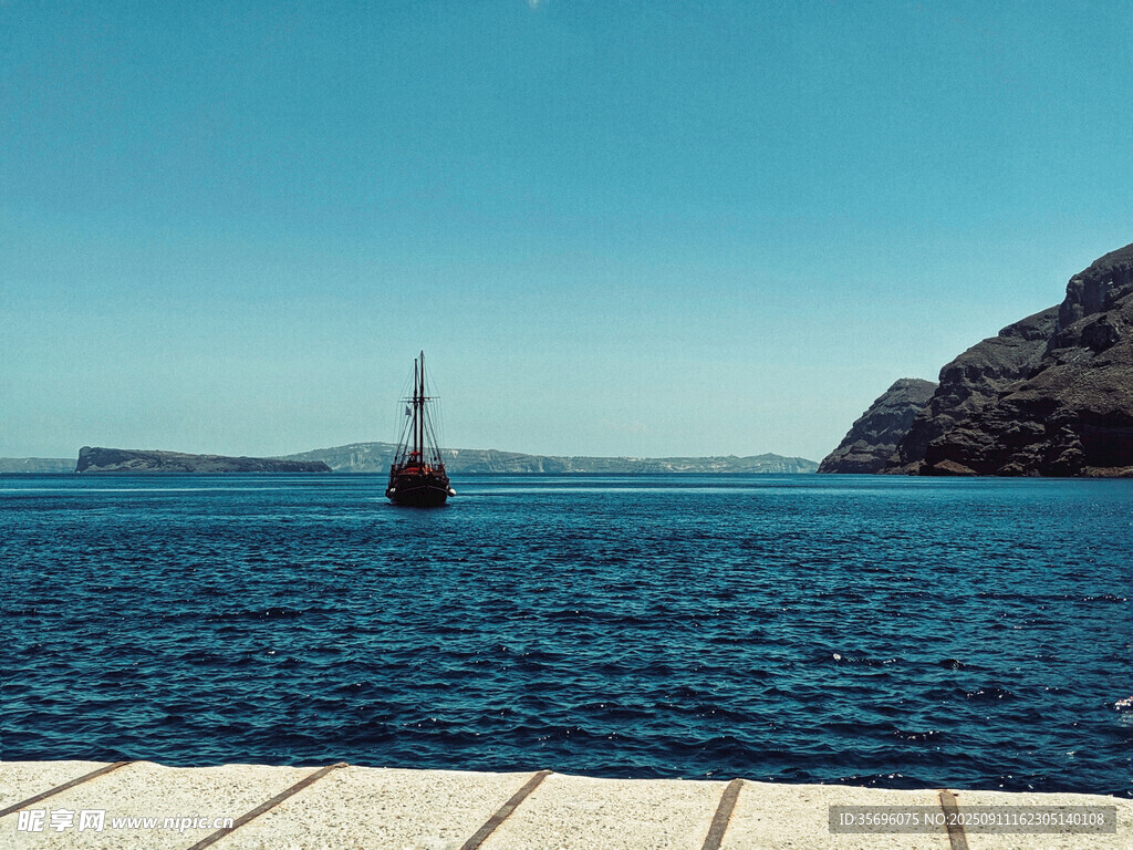 海邊碼頭遠(yuǎn)望孤帆