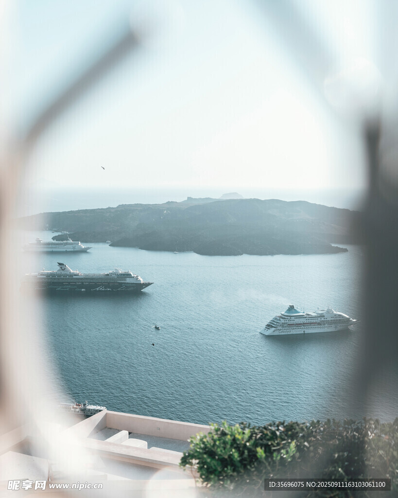 俯瞰海上船只與美麗海景