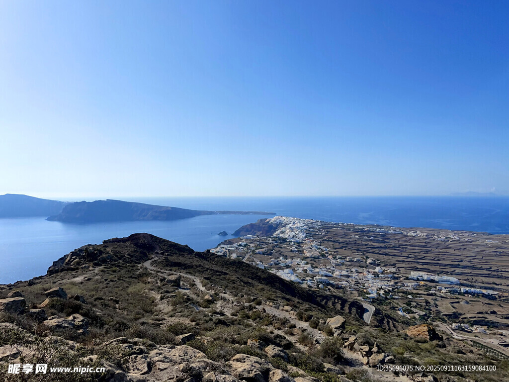 山頂俯瞰遼闊藍色海景