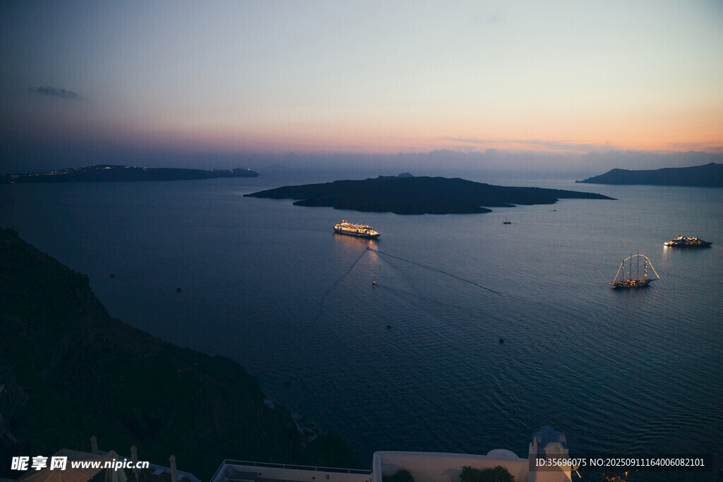 黃昏下靜謐的海上船只景象