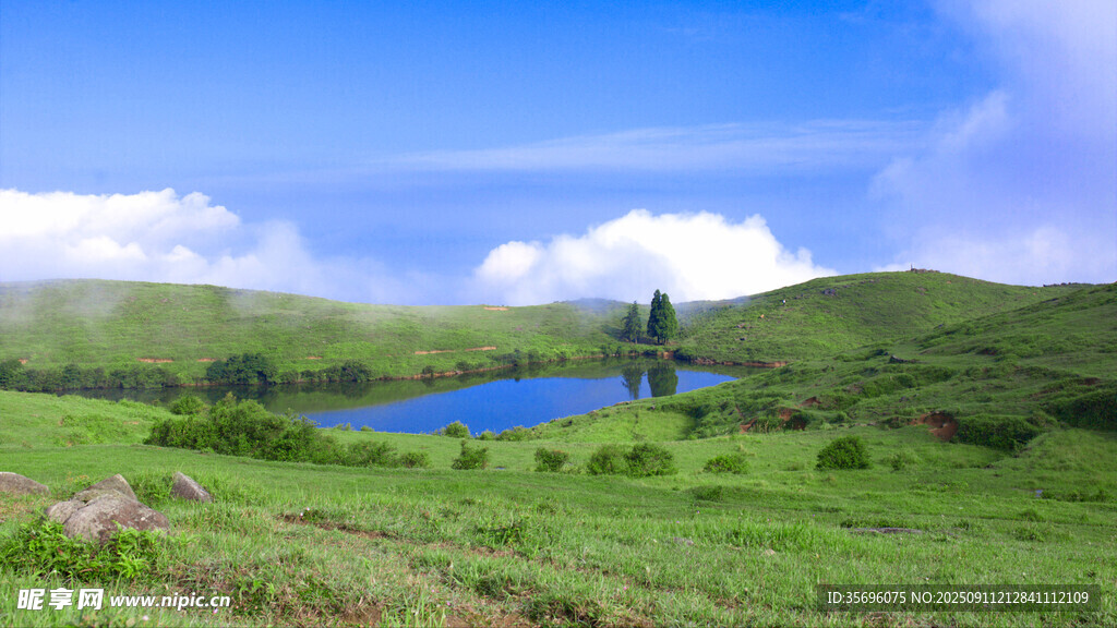 山頂碧水藍天
