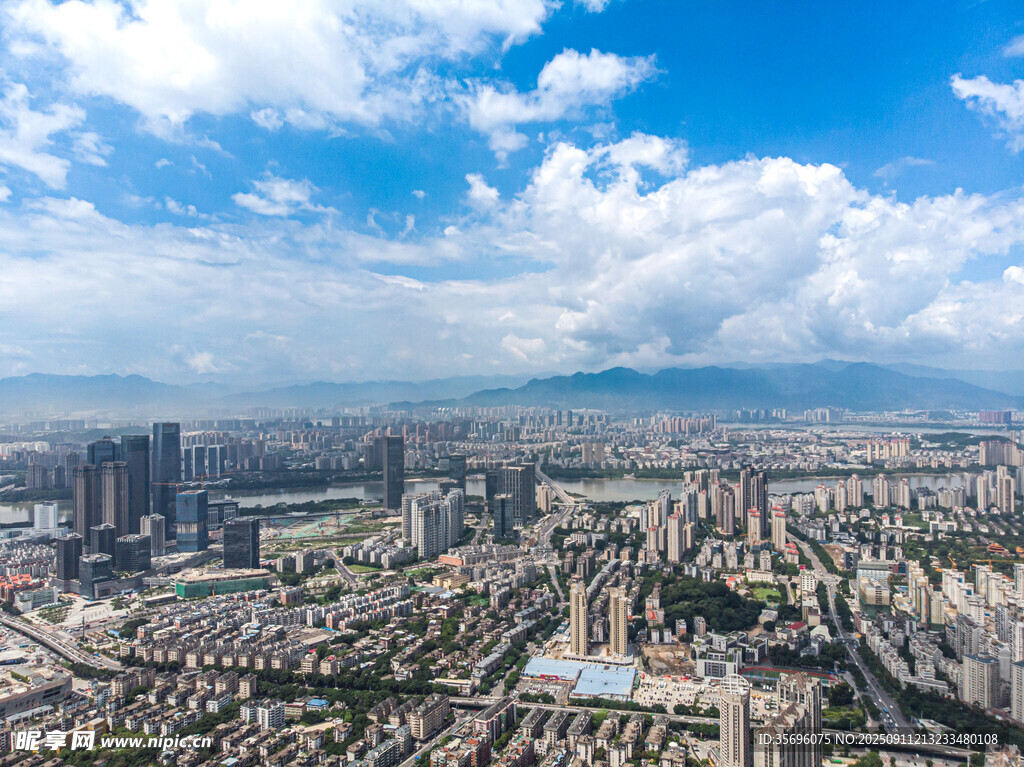 航拍晴天下的福州城市