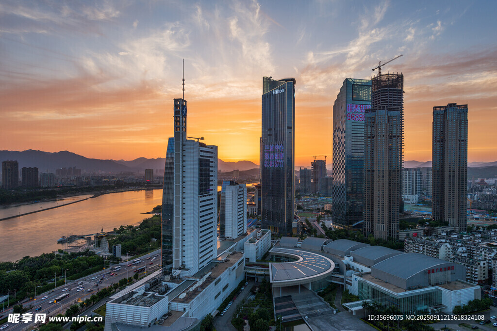 夜景繁華建筑群