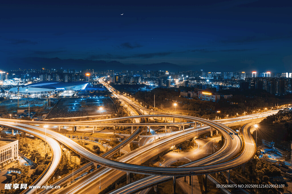 城市立交橋夜景璀璨
