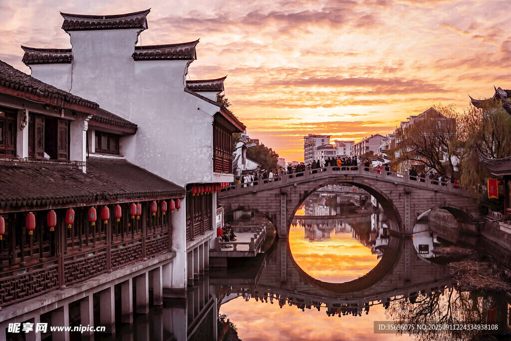 江南水鄉(xiāng)夕陽(yáng)下的古橋美景
