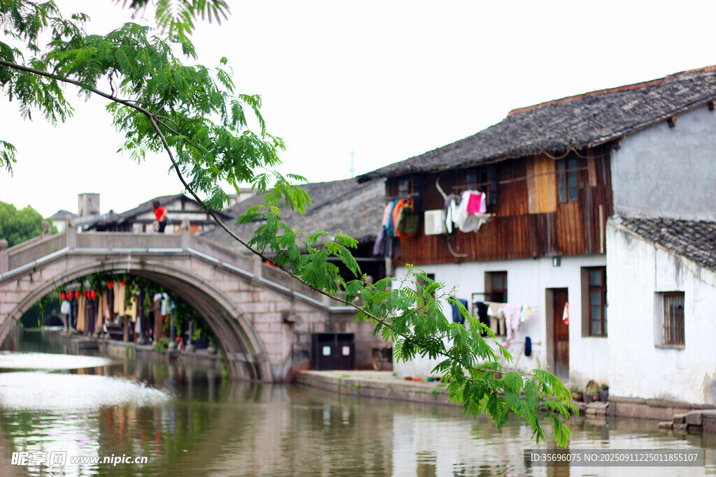 江南水鄉(xiāng)石橋旁民居景色