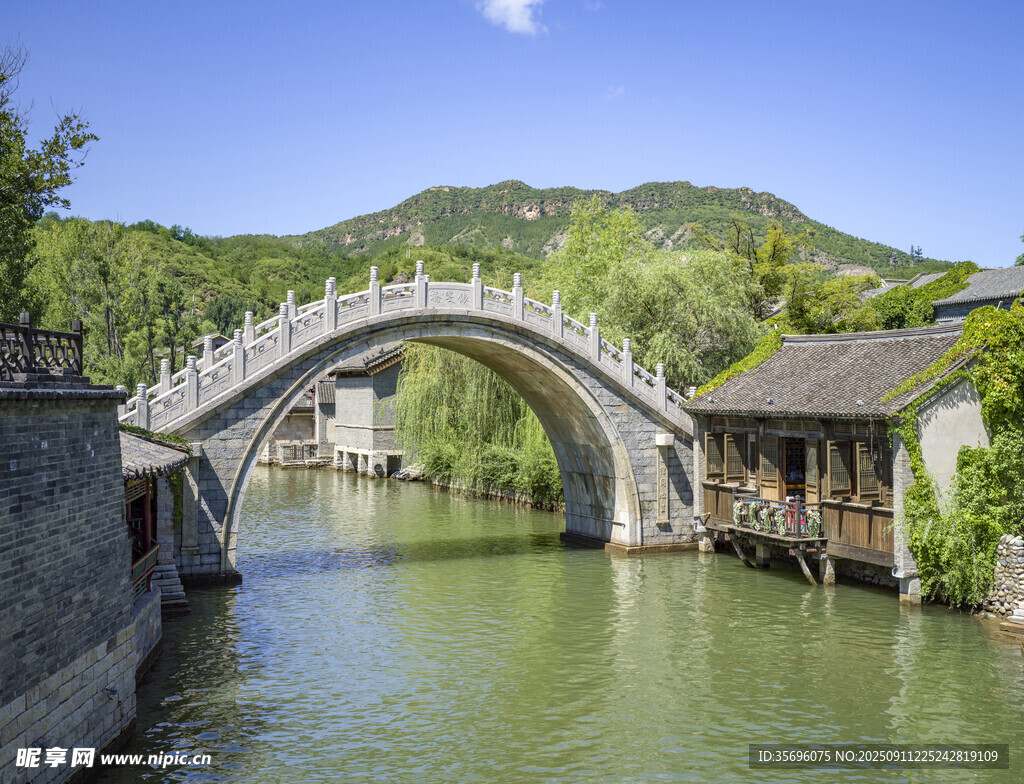古橋流水畔的中式美景