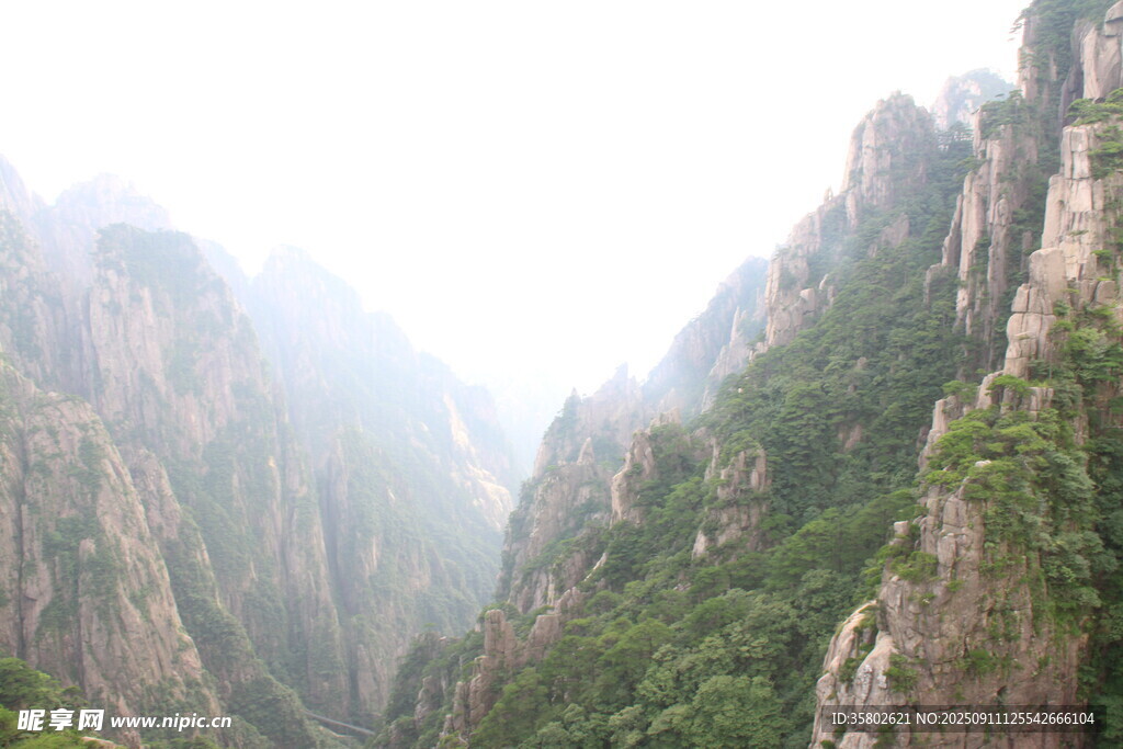 黃山壯麗山景云霧繚繞間
