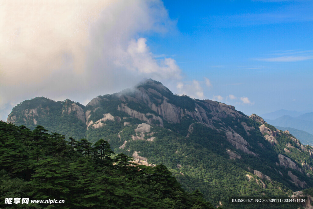 黃山壯麗山景云霧繚繞