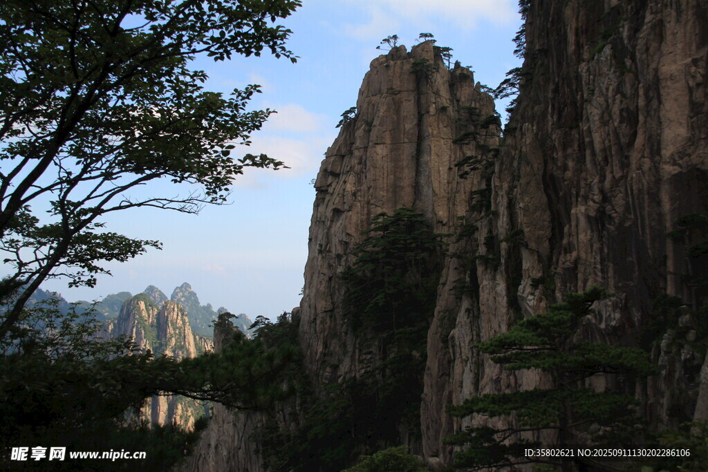黃山奇峰聳立的壯麗山景