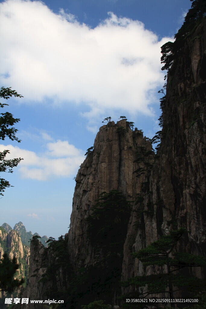 巍峨黃山奇峰藍(lán)天白云相伴