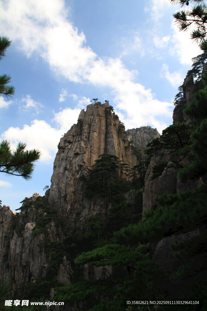 黃山巍峨山峰與藍(lán)天白云