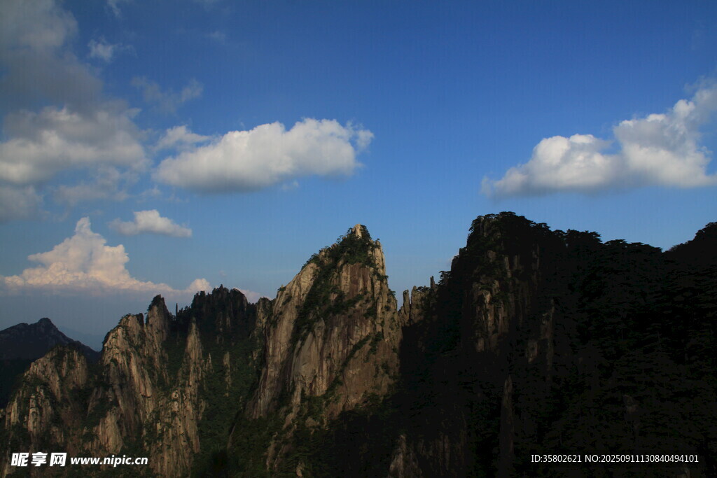黃山壯麗山景藍天白云相伴