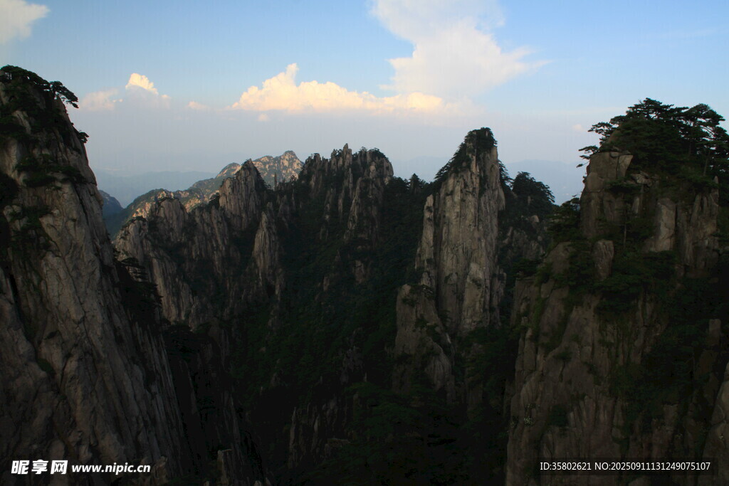 壯麗黃山奇峰景色