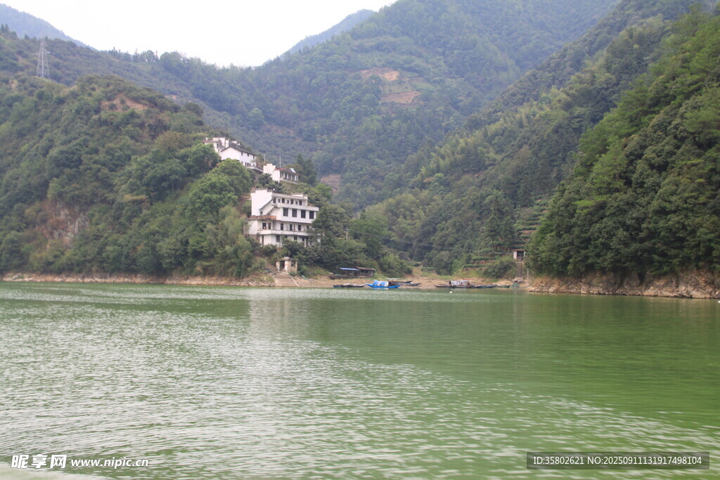 青山綠水間的寧靜湖泊