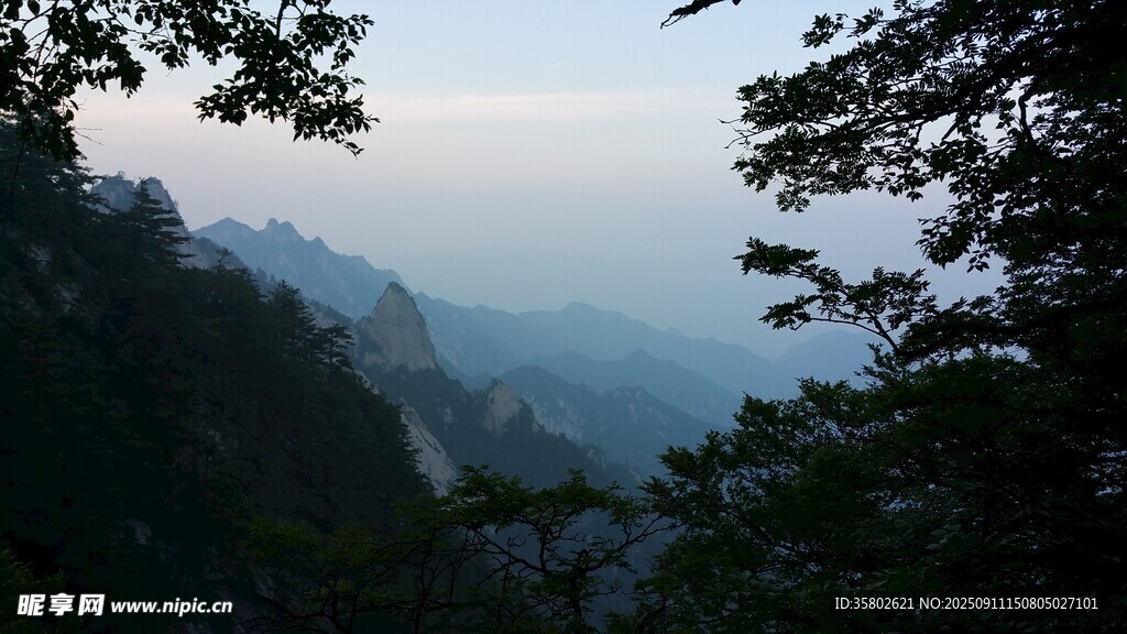 堯山山間云霧繚繞的壯麗景致