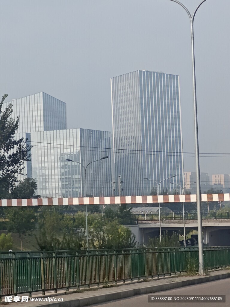 晨霧中的城市高樓