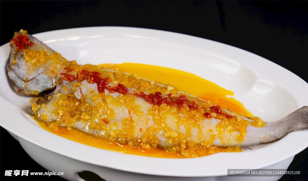 金黃澆汁清蒸鮮魚