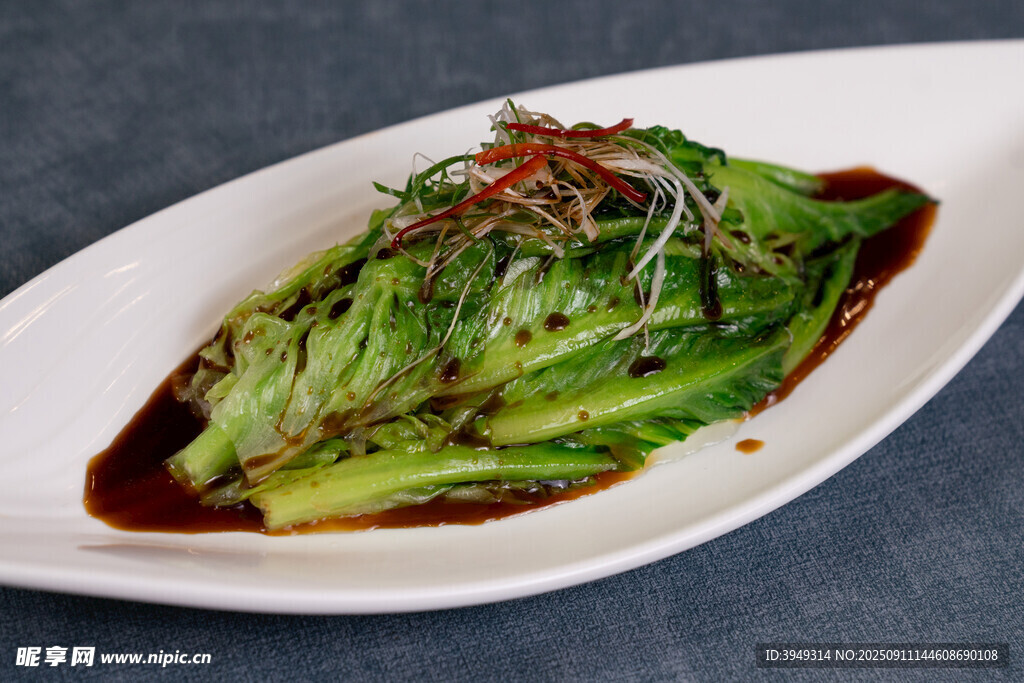 白盤上的美味油麥菜