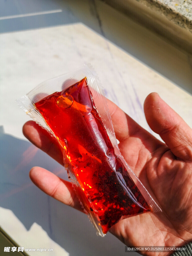 手持紅色透明液體物品