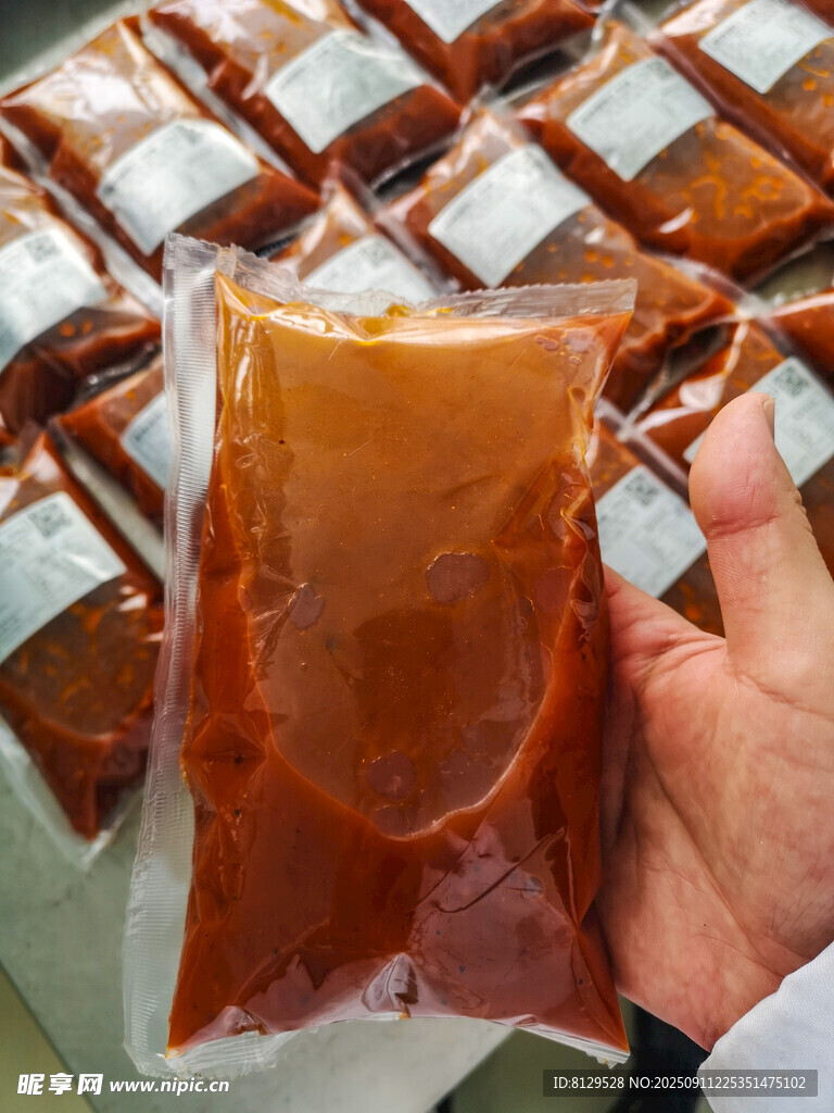 手捧真空包裝的紅色食品