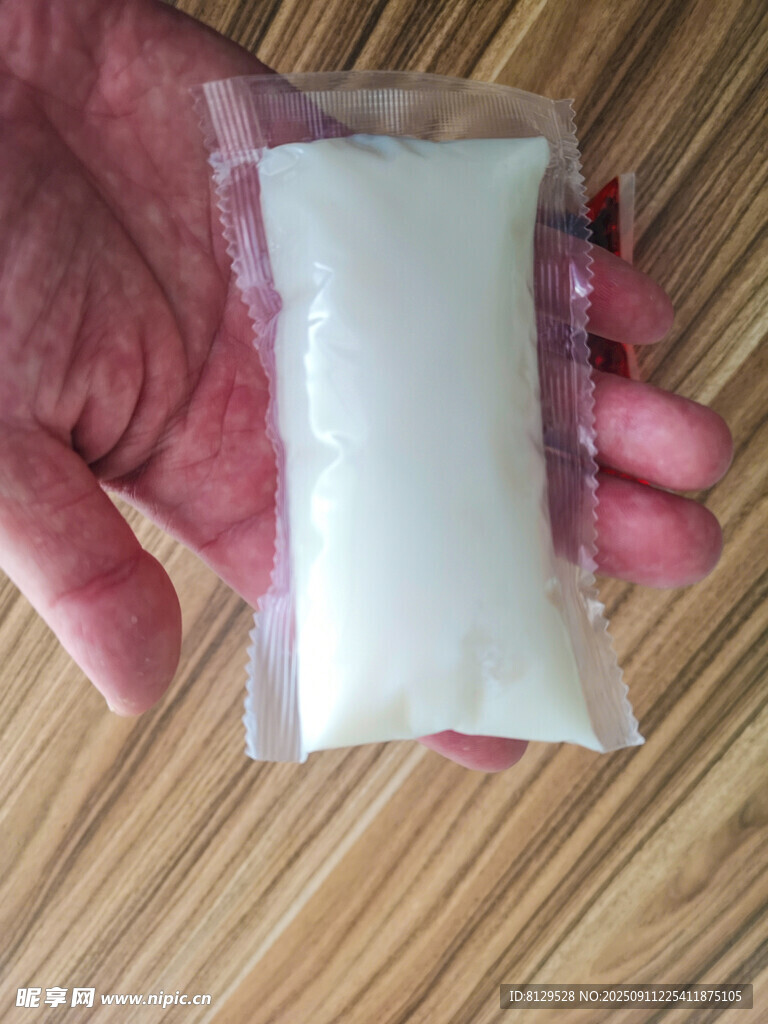 手持袋裝白色粉末樣品