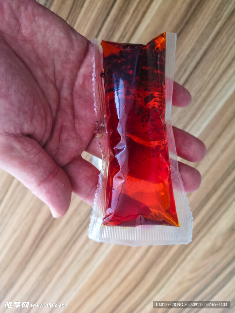 手持紅色液體包裝樣品