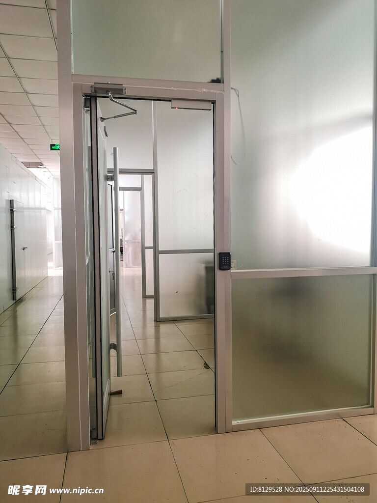現(xiàn)代辦公玻璃門走廊場景