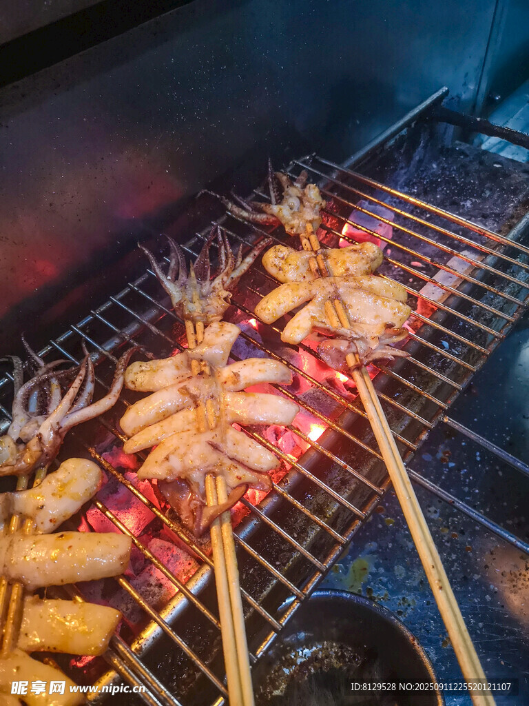 炭火上的美味烤魷魚串