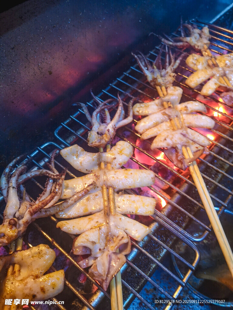 炭火上的美味烤魷魚
