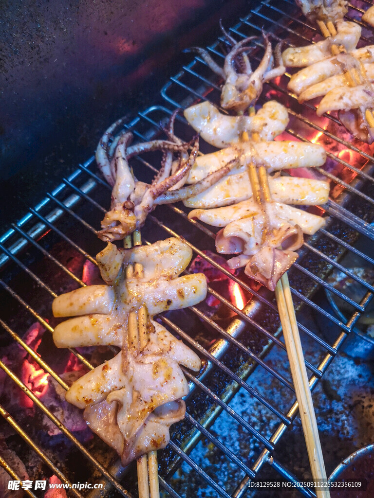烤架上的美味魷魚串
