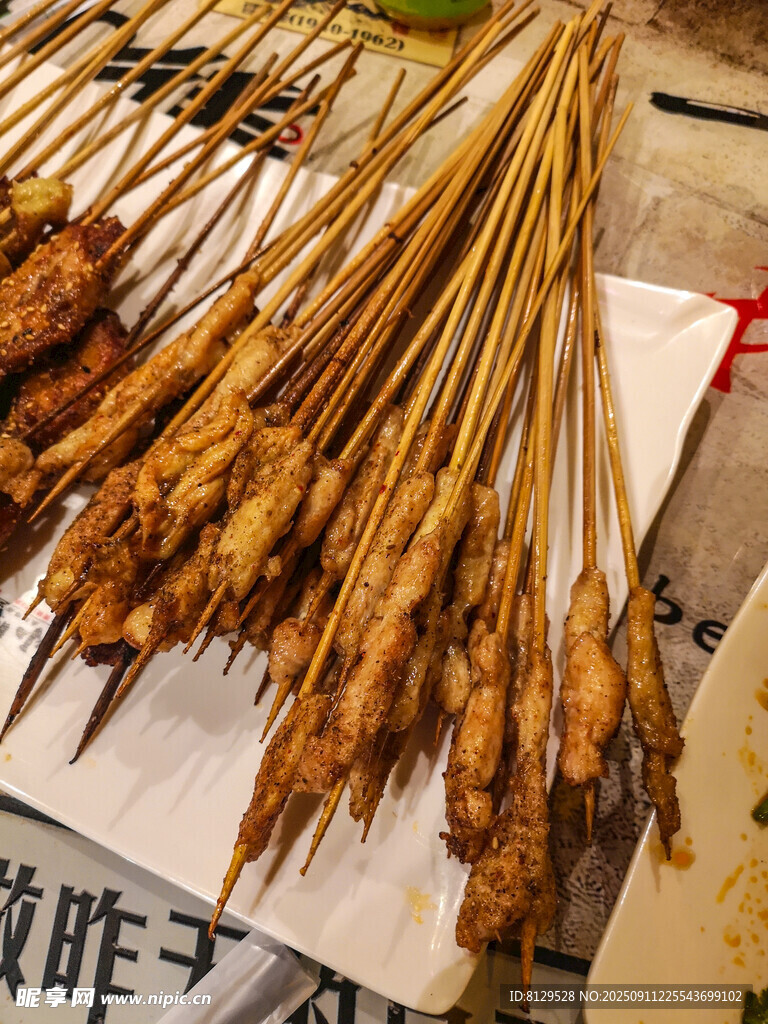 美味烤肉串誘人呈現(xiàn)