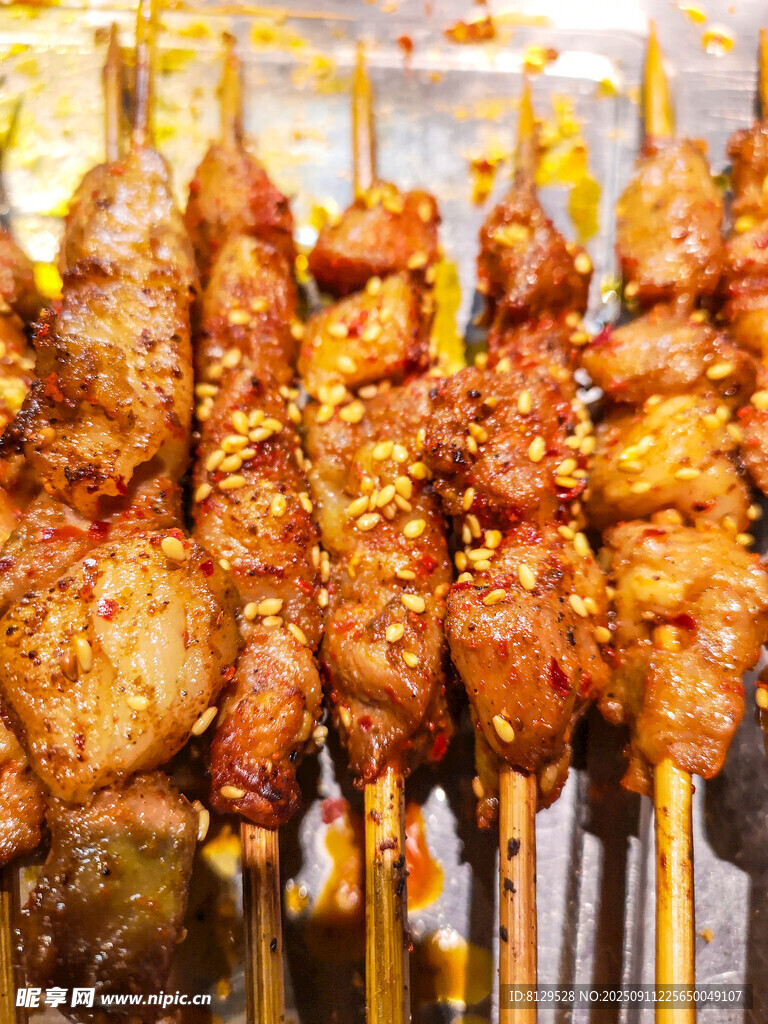 美味烤肉串誘人色澤