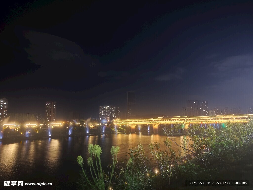 城市河畔夜景璀璨迷人