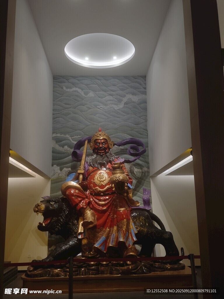 室內(nèi)精美神像雕塑