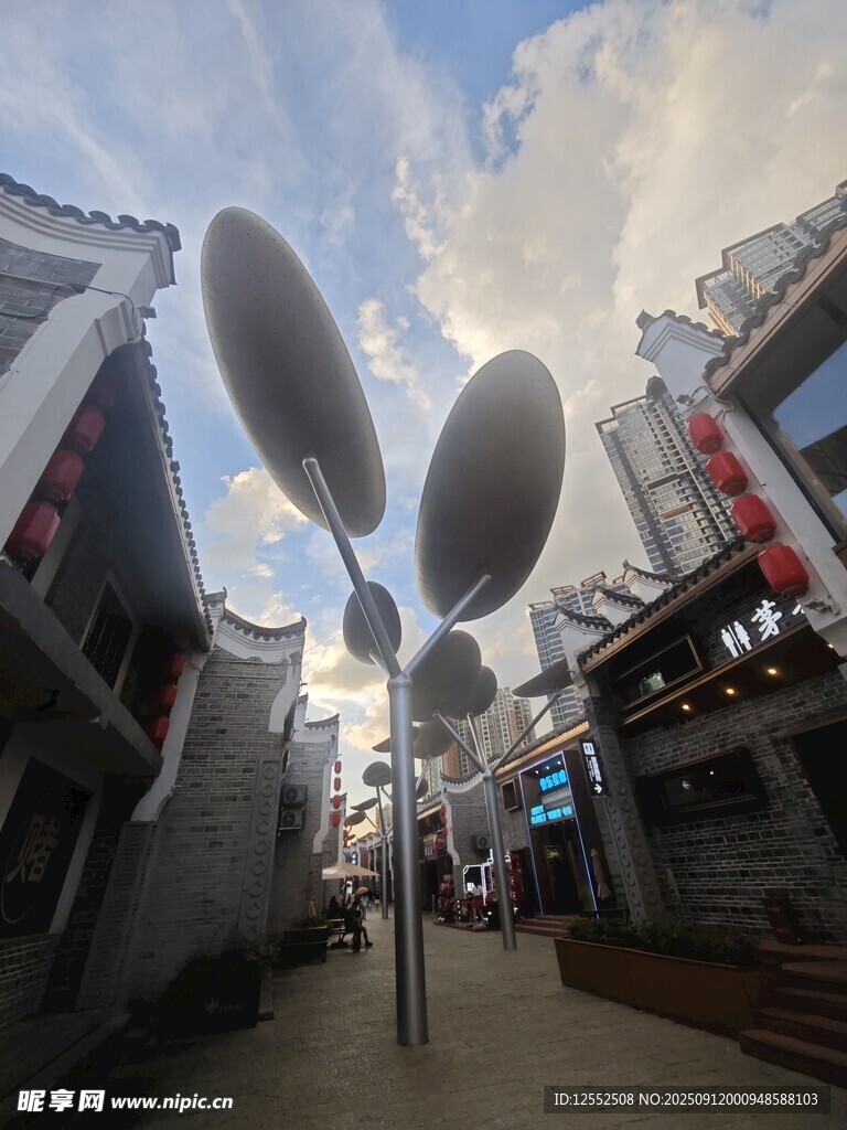 街道上的特色球形藝術(shù)裝置