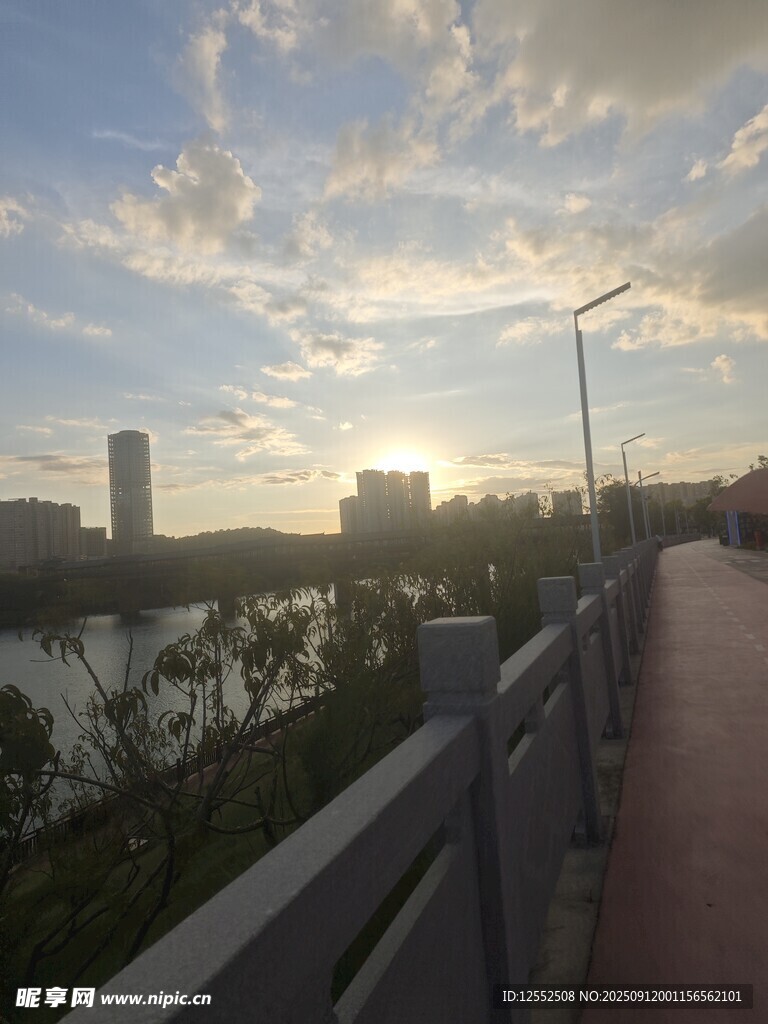 河畔夕陽下的城市風(fēng)光