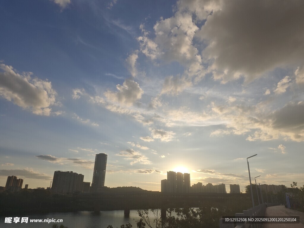 城市日落時分的天際美景