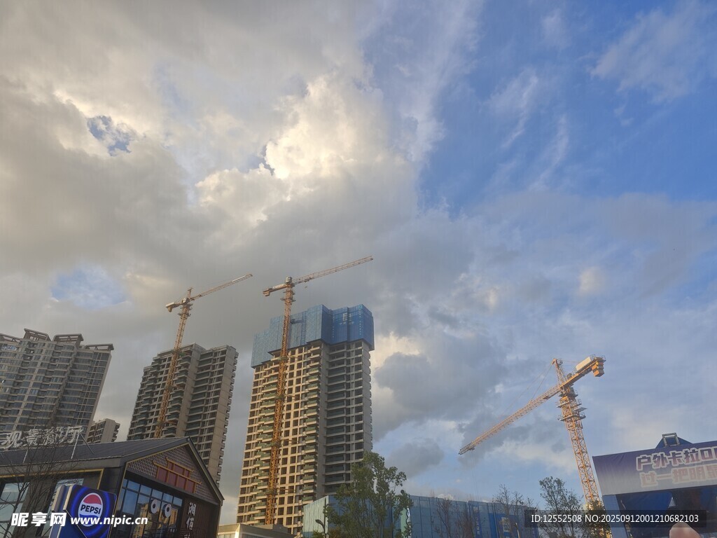 城市建筑工地與藍天白云