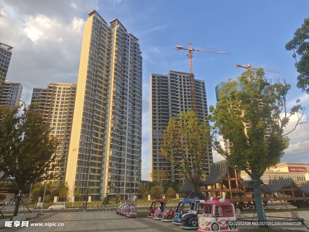 城市高樓旁的休閑生活場(chǎng)景