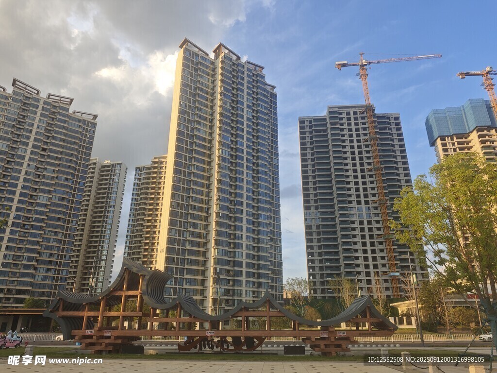 城市高樓與河畔景觀