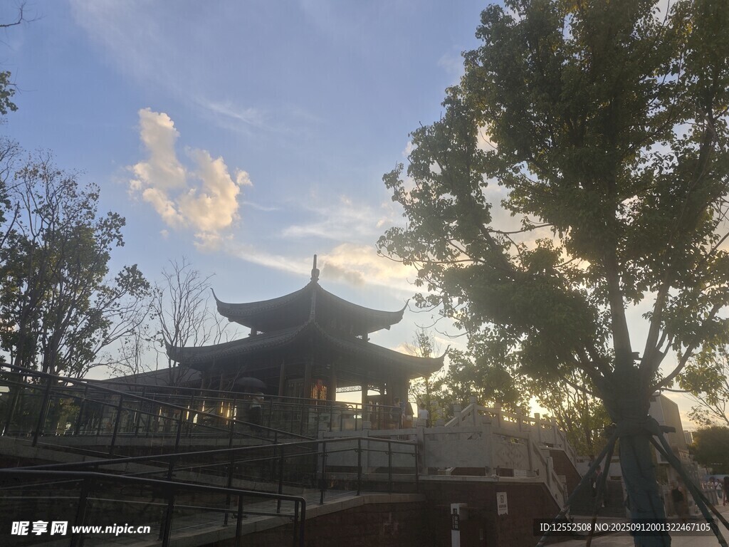 夕陽下的中式古建筑美景